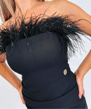 Rochie scurtă neagră elegantă cu pene și croială asimetrică