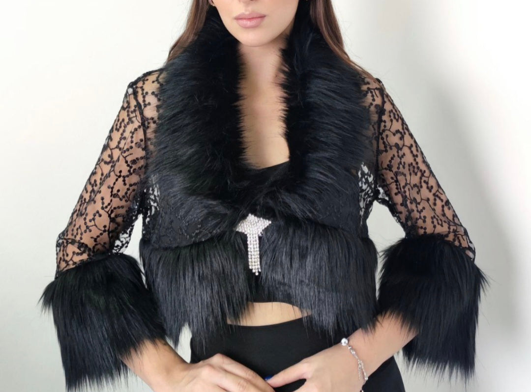 Capă elegantă din dantelă și blană sintetică