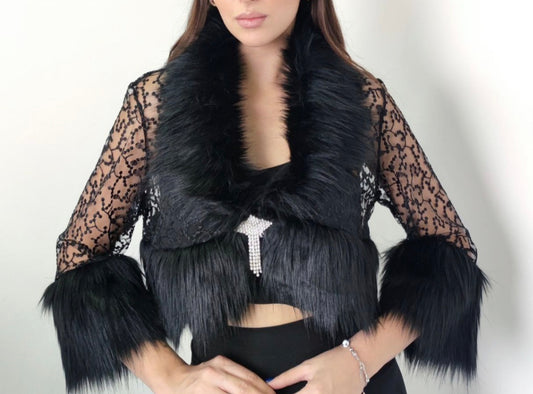 Capă elegantă din dantelă și blană sintetică