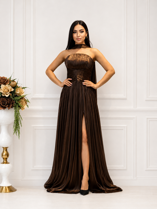 Rochie lungă bronz metalizat cu slit și pelerină fluidă