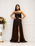 Rochie lungă bronz metalizat cu slit și pelerină fluidă
