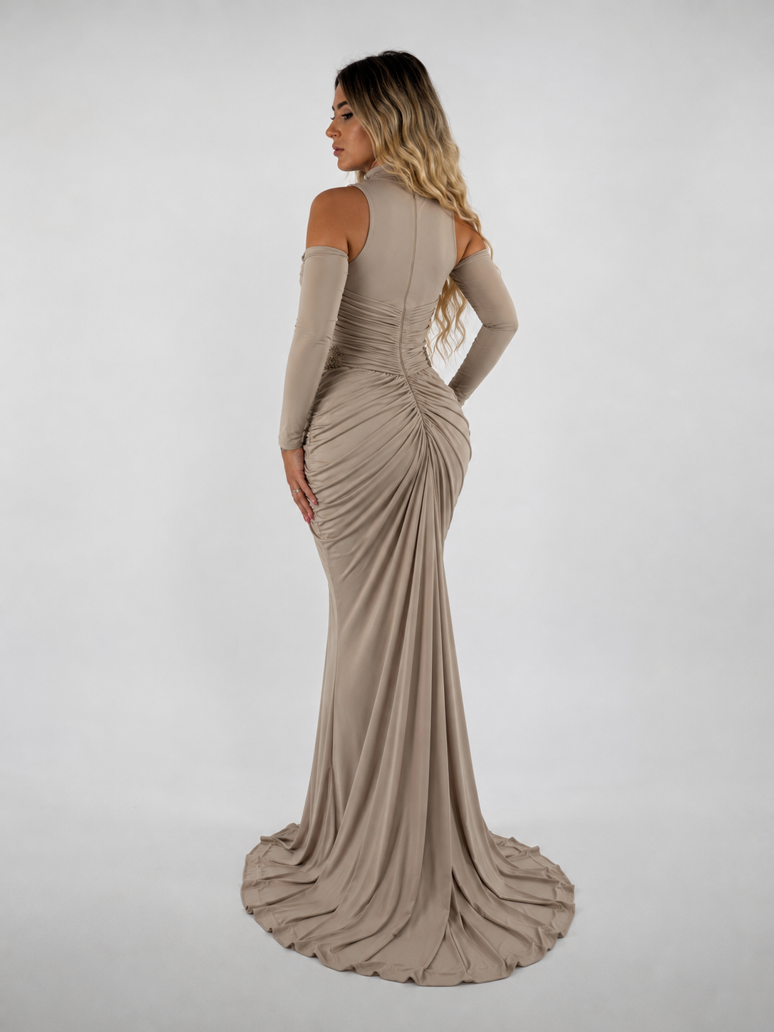 Rochie lungă elegantă bej cappuccino cu drapaje și aplicație din cristale