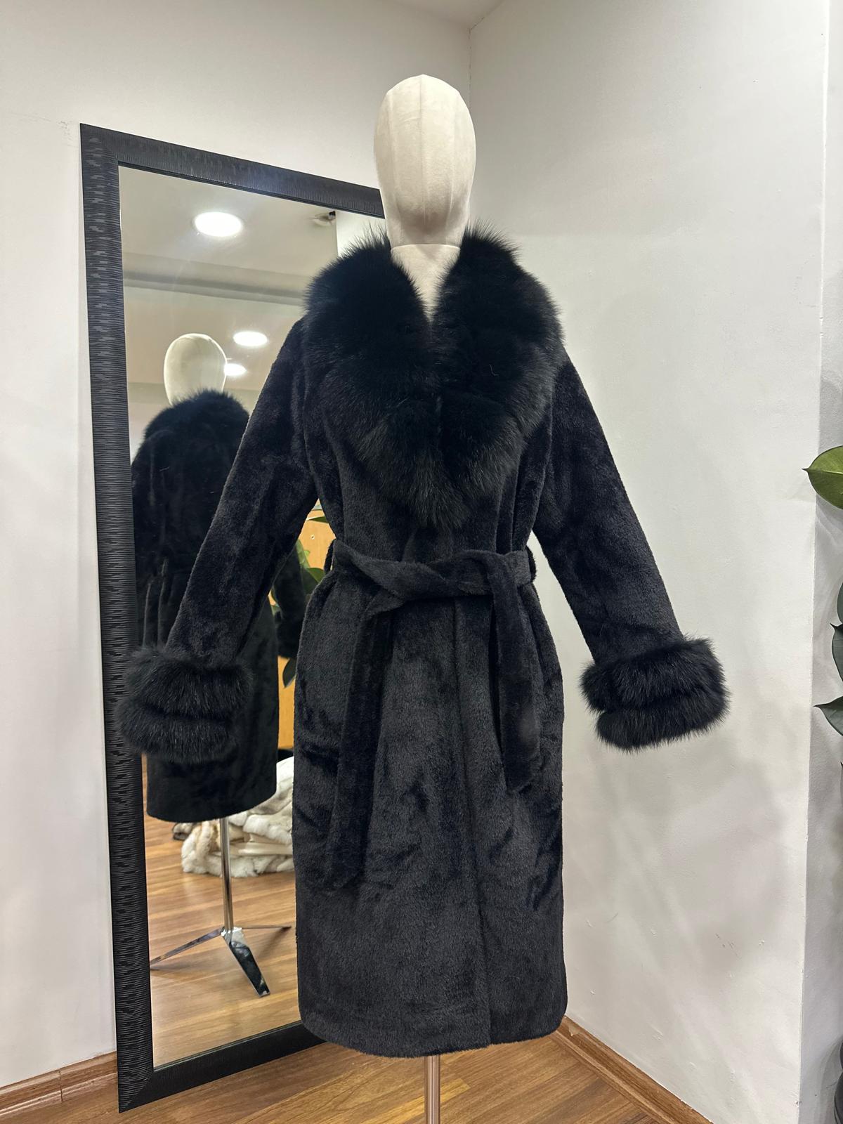 Palton lung din alcantara  cu guler și manșete din blană naturală de vulpe neagră