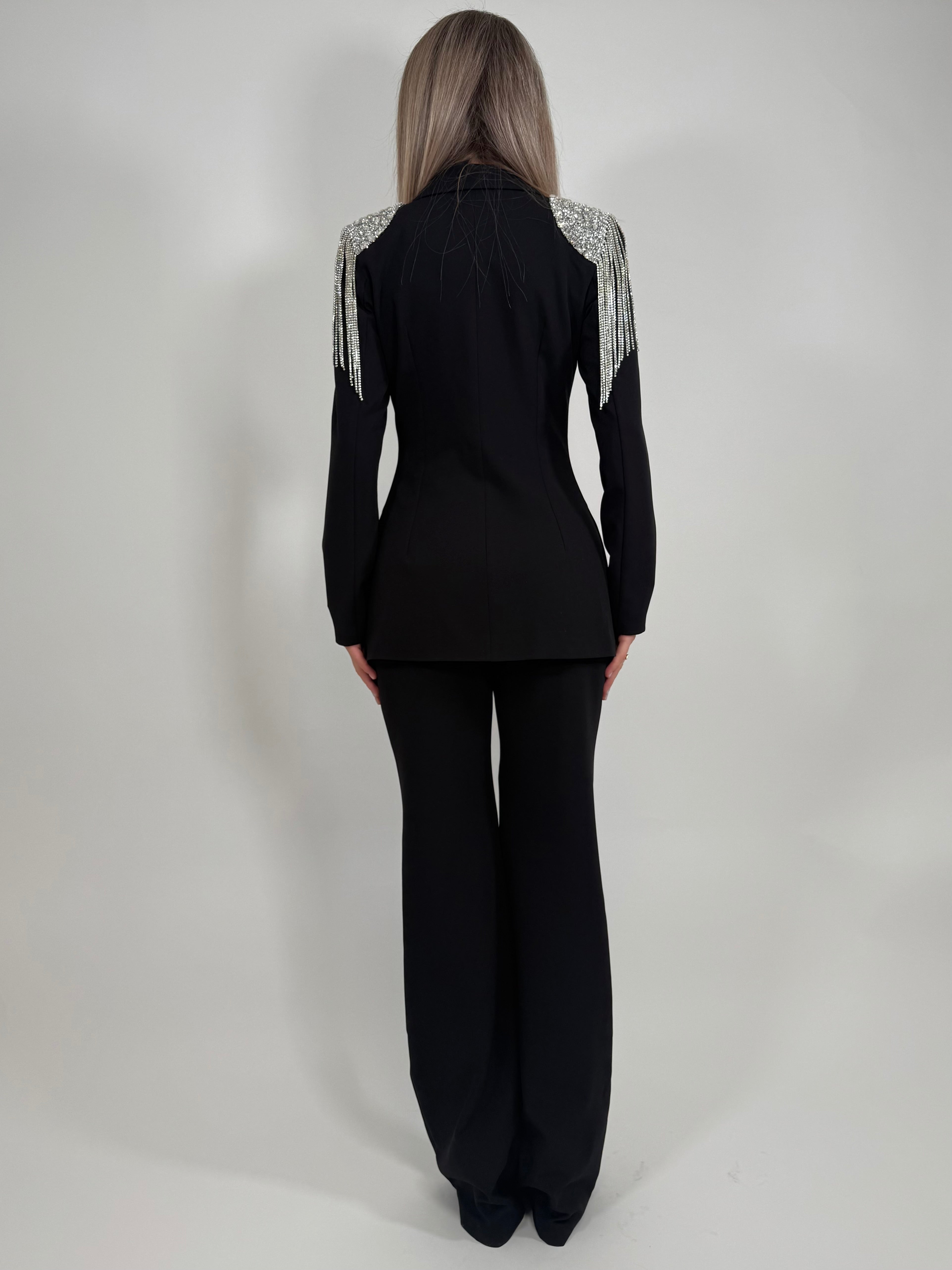 Costum elegant negru cu sacou decorat cu franjuri strălucitori