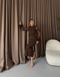 Rochie midi maro cu dantelă și pene – Eleganță clasică reinterpretată