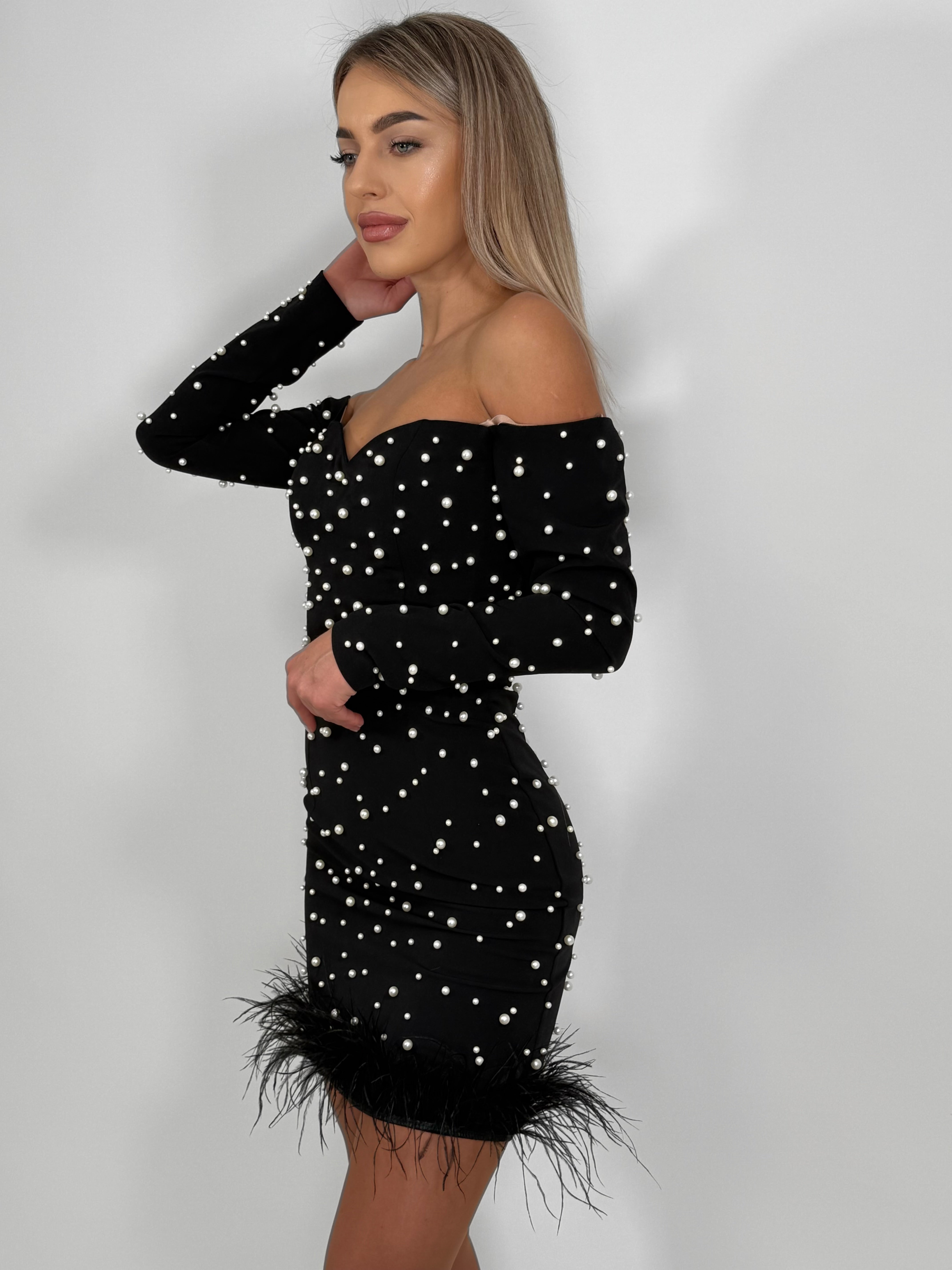 Rochie scurtă neagră cu perle și pene
