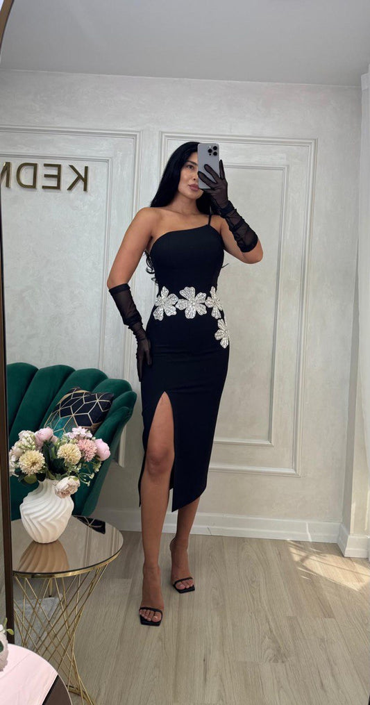 Rochie neagră elegantă cu aplicații florale strălucitoare și despicătură laterală