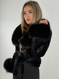 Jachetă scurtă din alcantara premium, accesorizată cu blană naturală de vulpe neagră