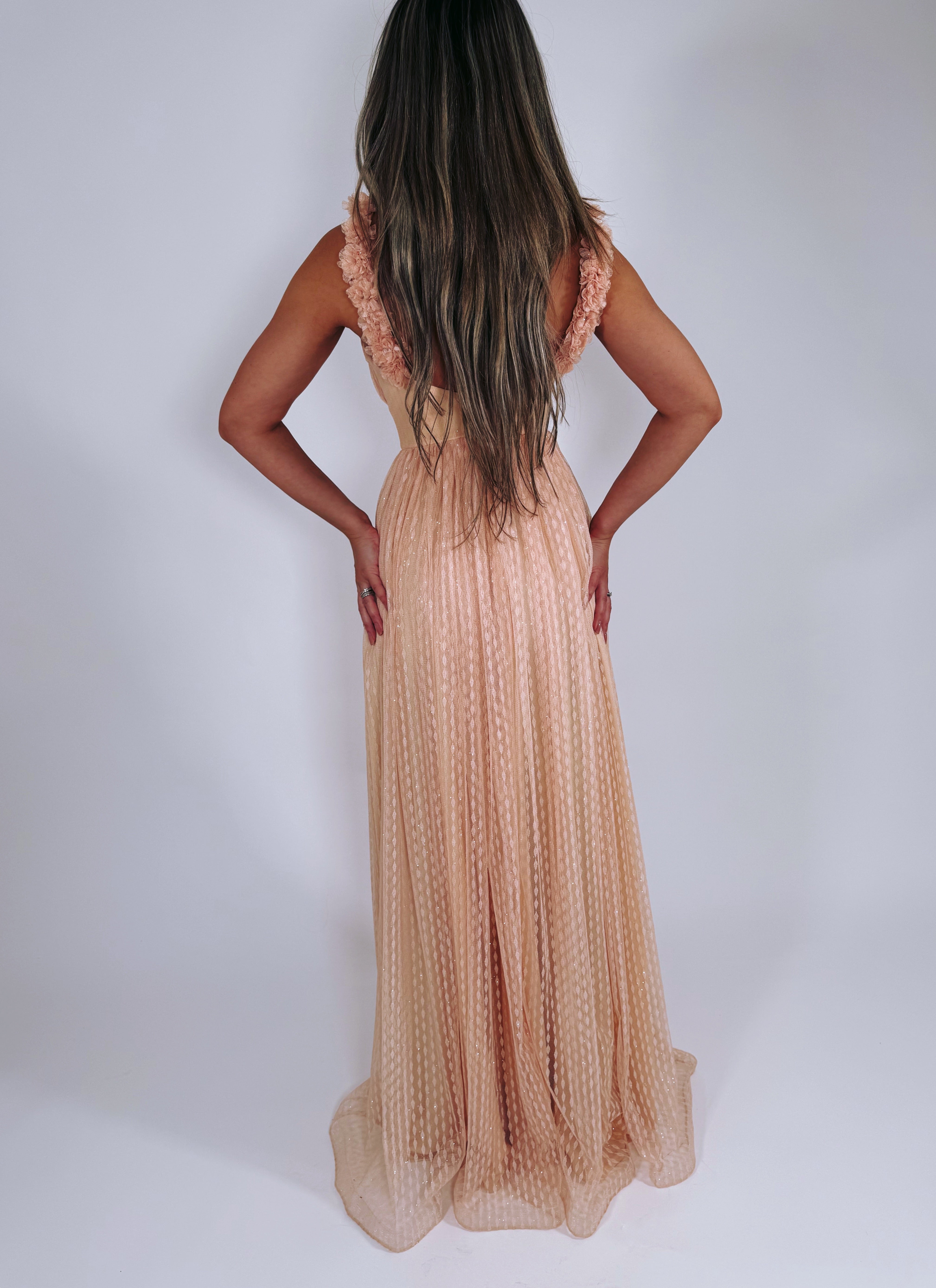 Rochie lungă peach cu textură plisată și detalii florale