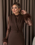 Rochie midi maro cu dantelă și pene – Eleganță clasică reinterpretată