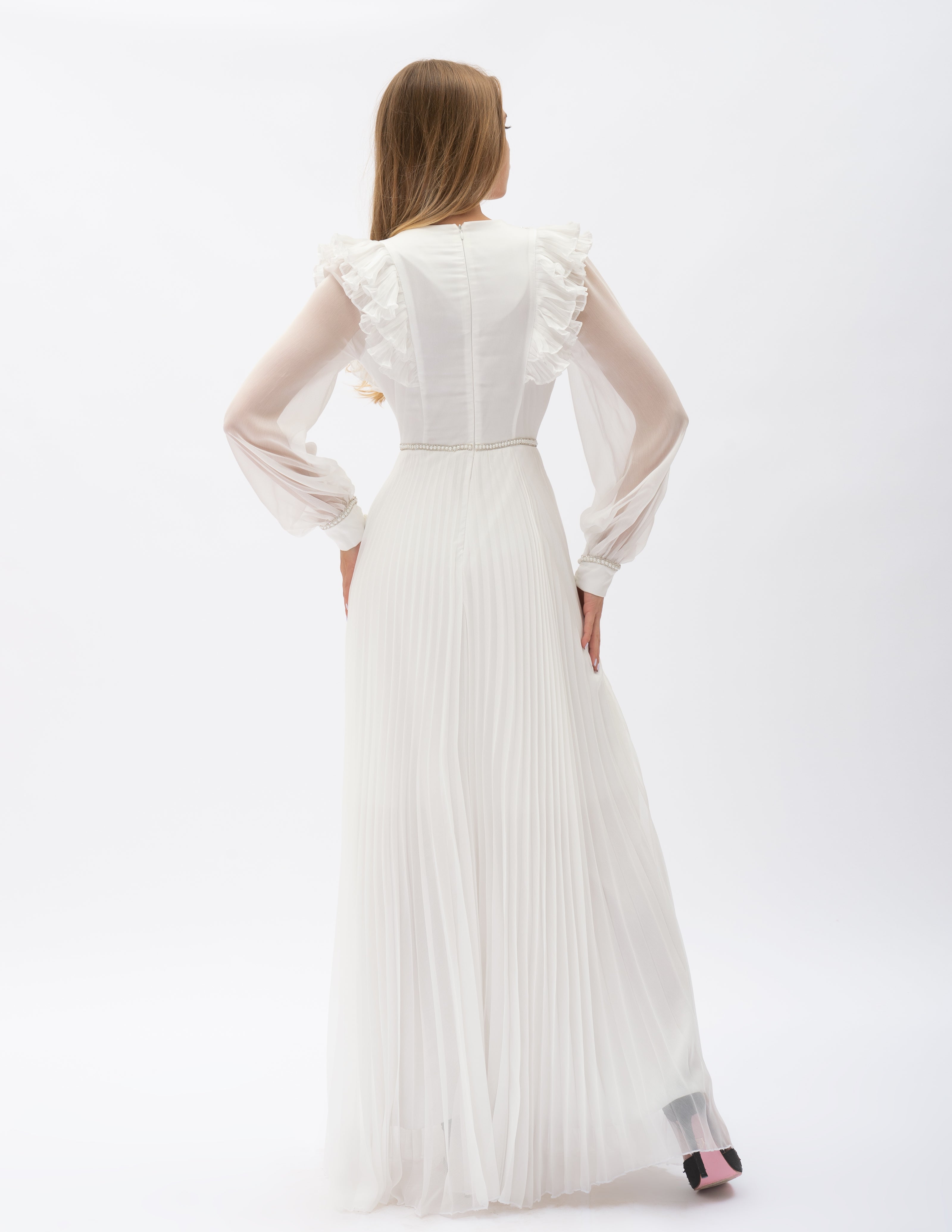 Rochie Lungă Albă Cu Pliseuri Și Volane