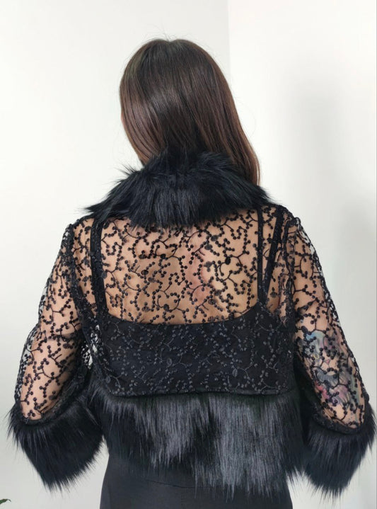 Capă elegantă din dantelă și blană sintetică