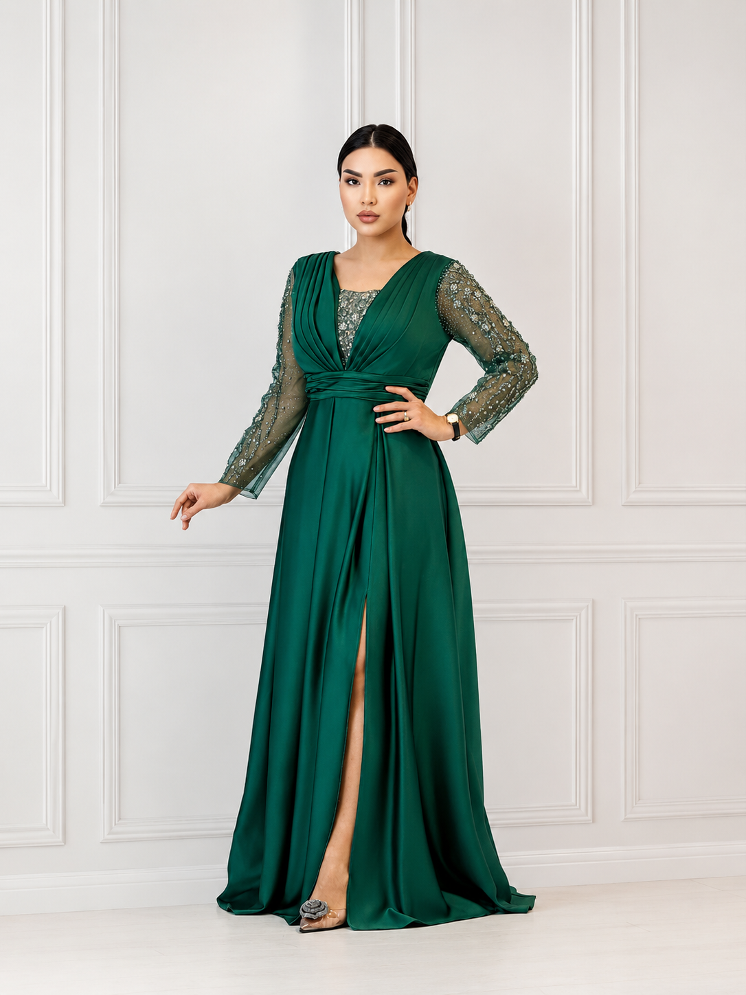 Rochie lungă verde smarald cu mâneci din dantelă brodată și paiete –
