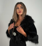 Capă elegantă neagră din blană sintetică cu broșă decorativă