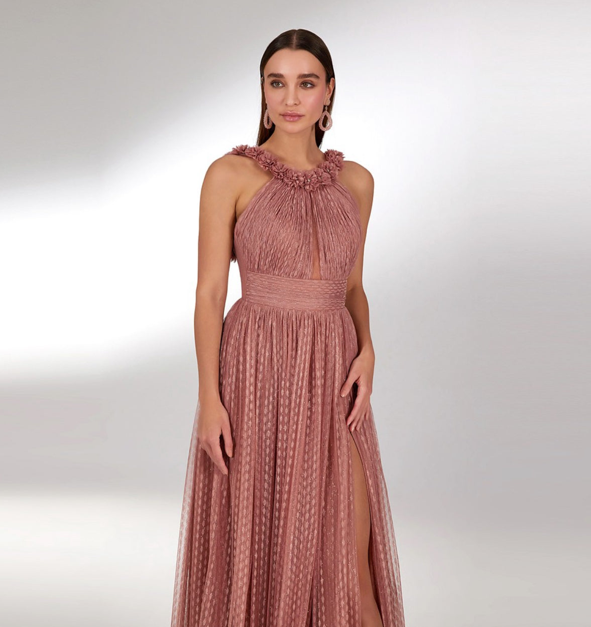 Rochie lungă de seară din tulle plisat roz prăfuit, cu aplicații florale la gât