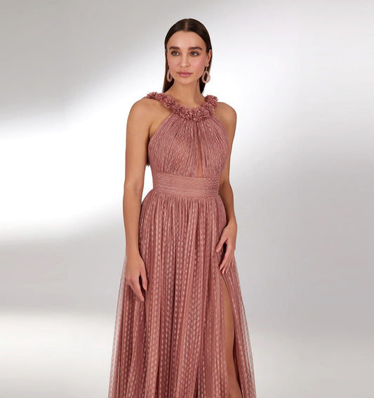 Rochie lungă de seară din tulle plisat roz prăfuit, cu aplicații florale la gât