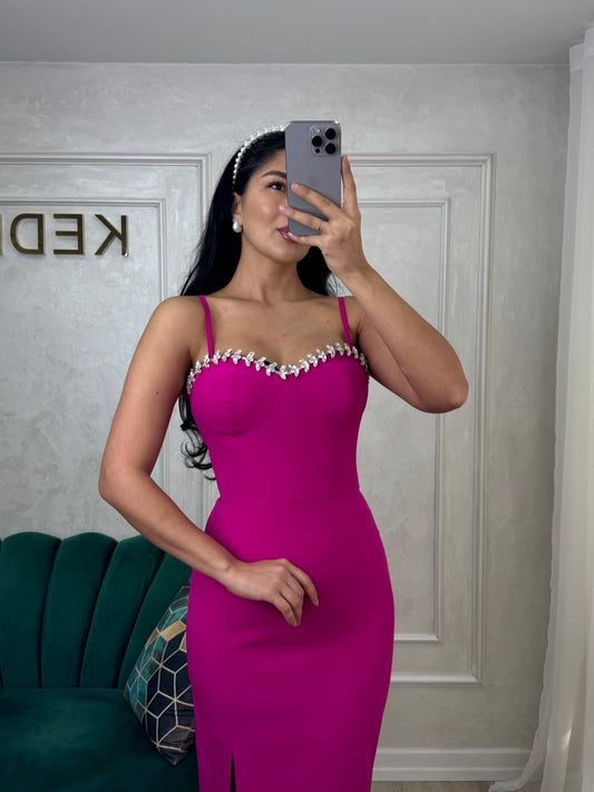 Rochie Fucsia Elegantă cu Bretele Subțiri și Aplicații Strălucitoare