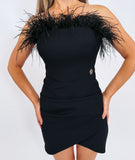 Rochie scurtă neagră elegantă cu pene și croială asimetrică