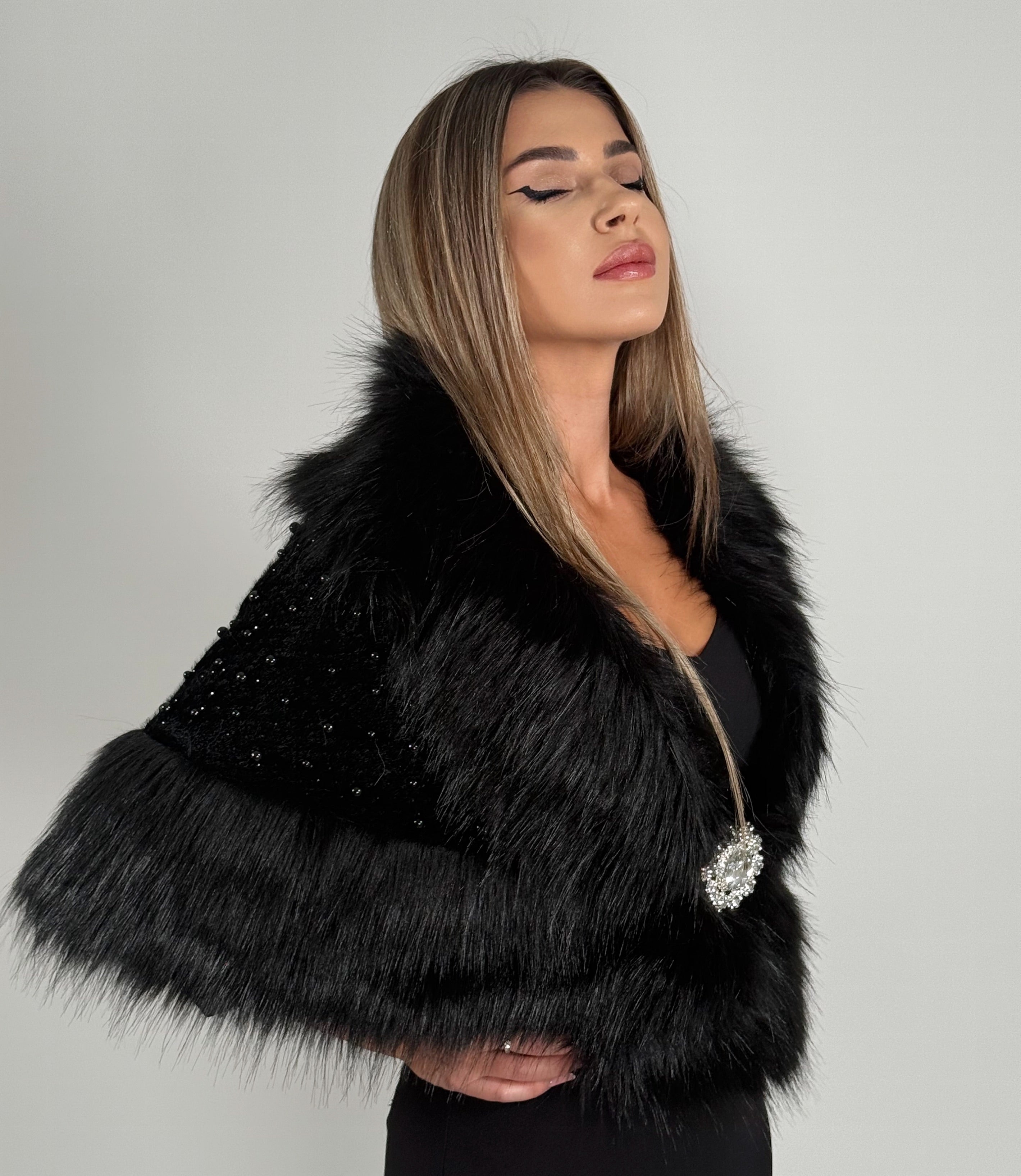 Capă elegantă neagră din blană sintetică cu broșă decorativă