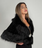 Capă elegantă neagră din blană sintetică cu broșă decorativă