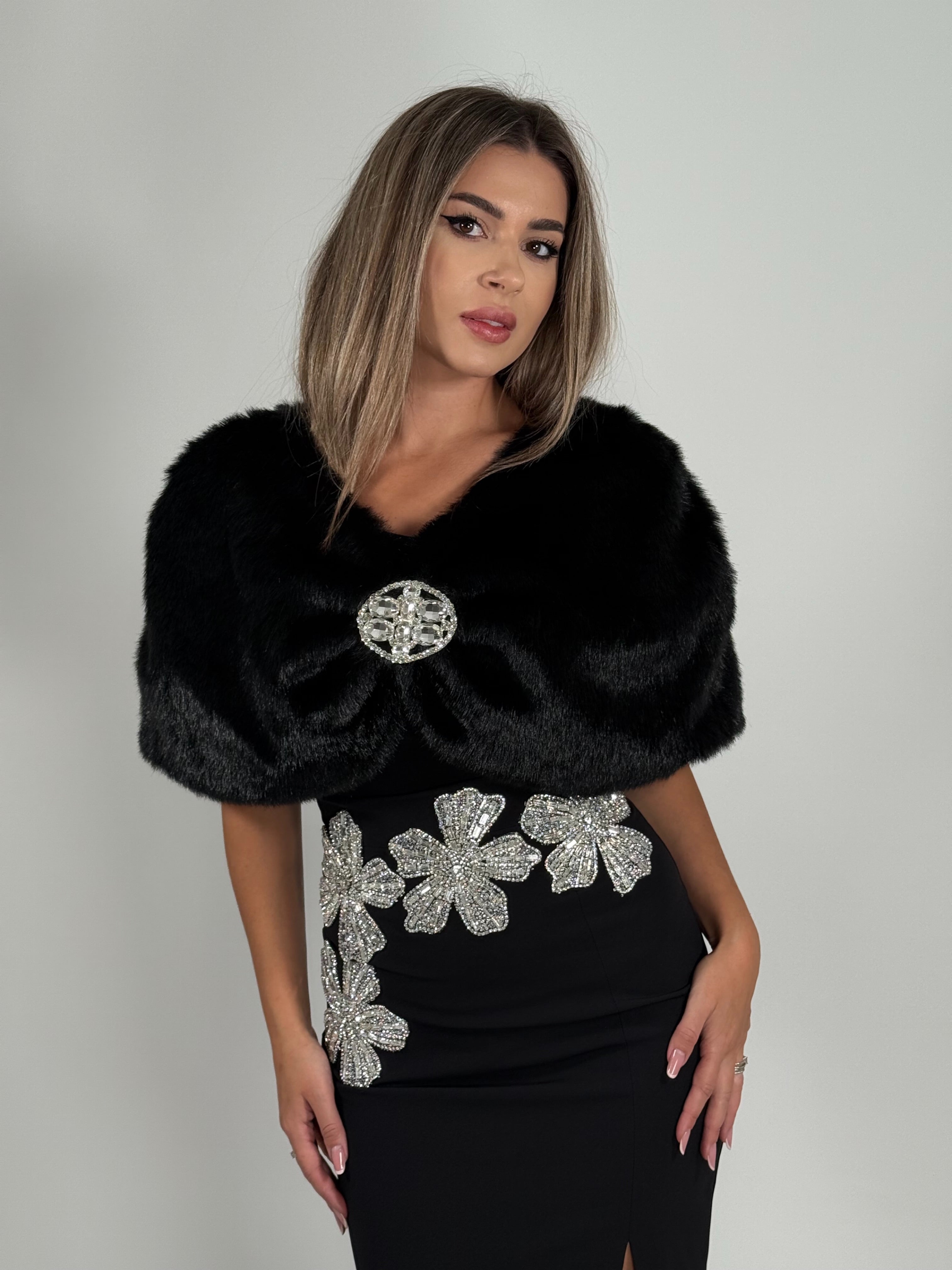Capă elegantă din blană sintetică cu broșă decorativă