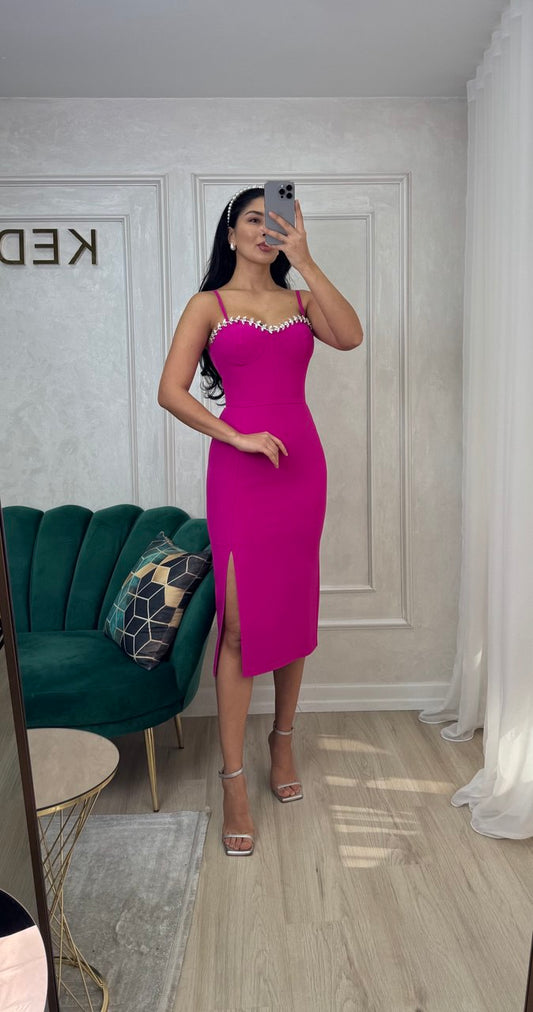 Rochie Fucsia Elegantă cu Bretele Subțiri și Aplicații Strălucitoare