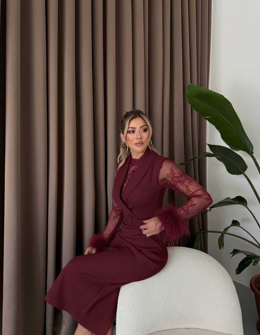 Rochie midi bordo cu dantelă și pene
