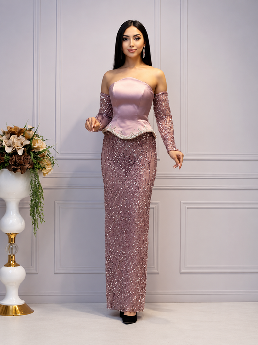 Rochie Elegantă Lungă Roz Pudrat cu Corset Satinat și Aplicații Strălucitoare