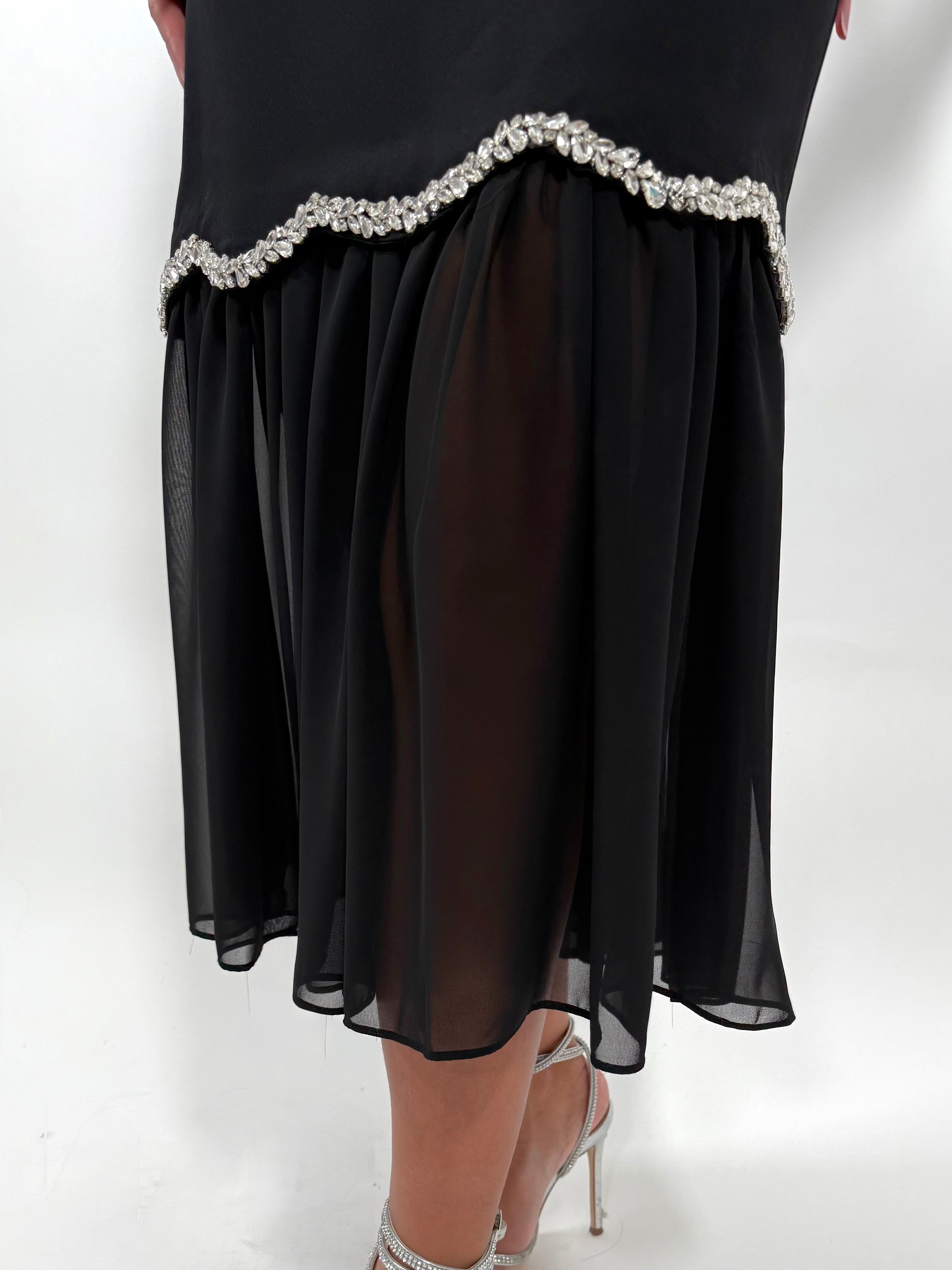 Rochie elegantă midi neagră cu detalii strălucitoare