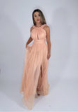 Rochie lungă peach cu textură plisată și detalii florale