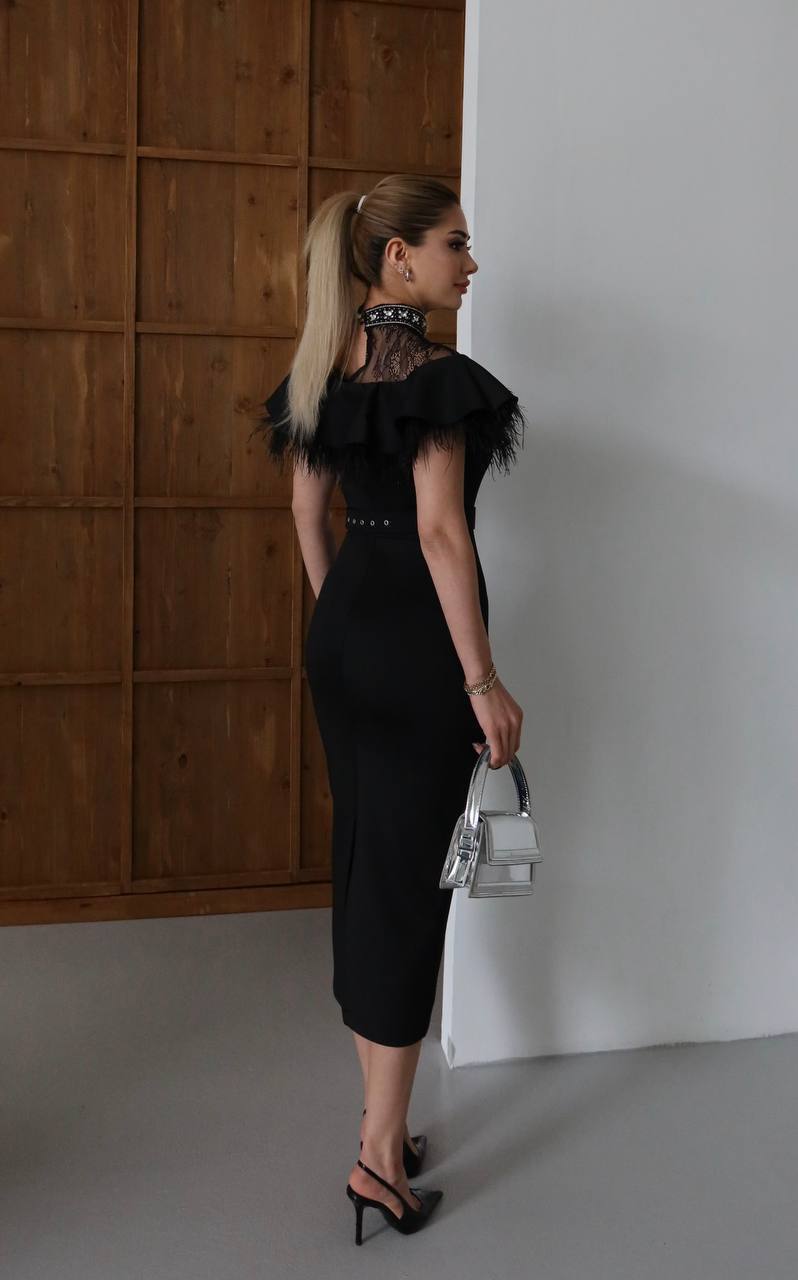 Rochie midi neagră cu inserții din dantelă și pene –