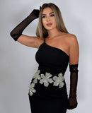 Rochie neagră elegantă cu aplicații florale strălucitoare și despicătură laterală