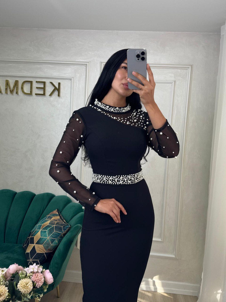 Rochie midi neagră cu perle aplicate manual