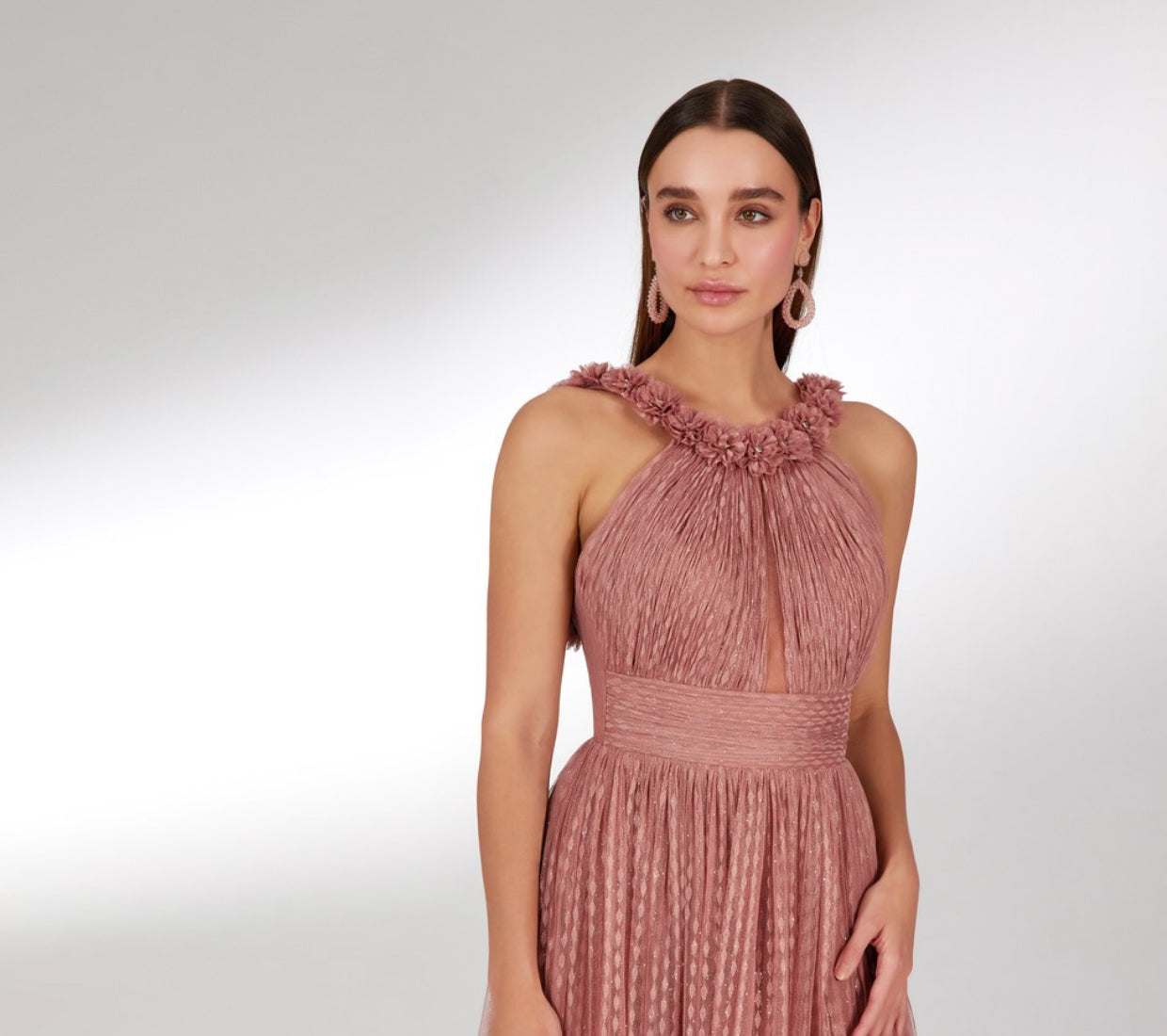 Rochie lungă de seară din tulle plisat roz prăfuit, cu aplicații florale la gât