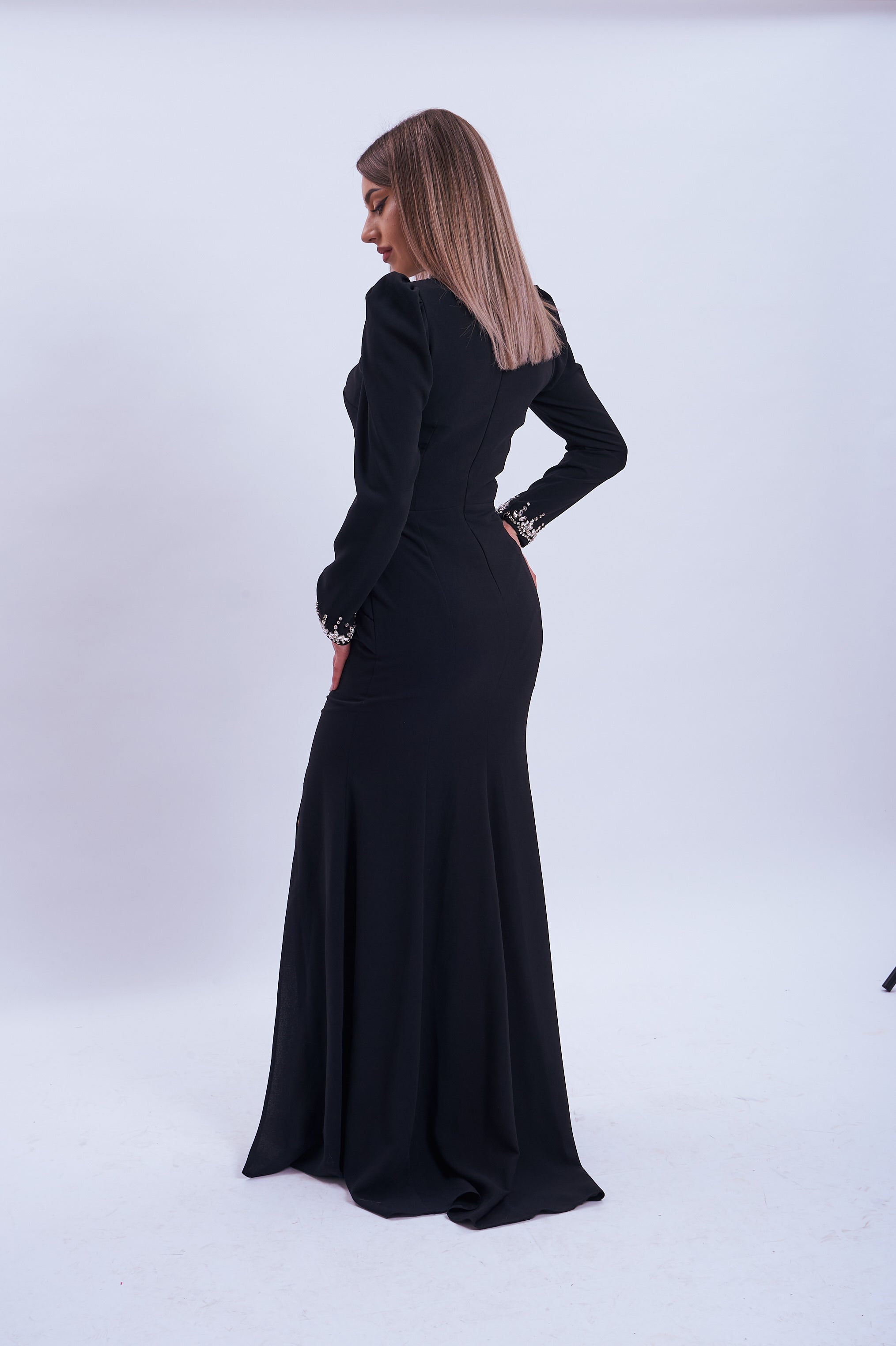 Rochie lungă  cu detalii strălucitoare și crăpătură elegantă