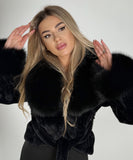 Jachetă scurtă din alcantara premium, accesorizată cu blană naturală de vulpe neagră