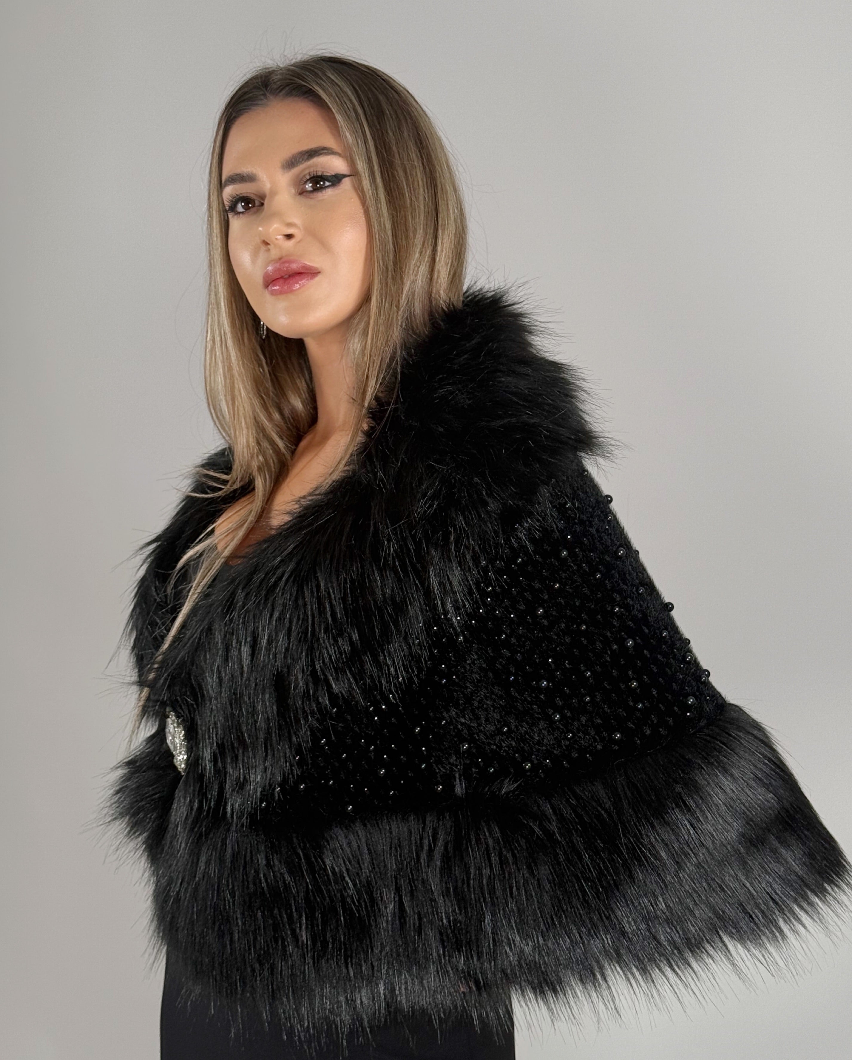 Capă elegantă neagră din blană sintetică cu broșă decorativă