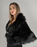 Capă elegantă neagră din blană sintetică cu broșă decorativă