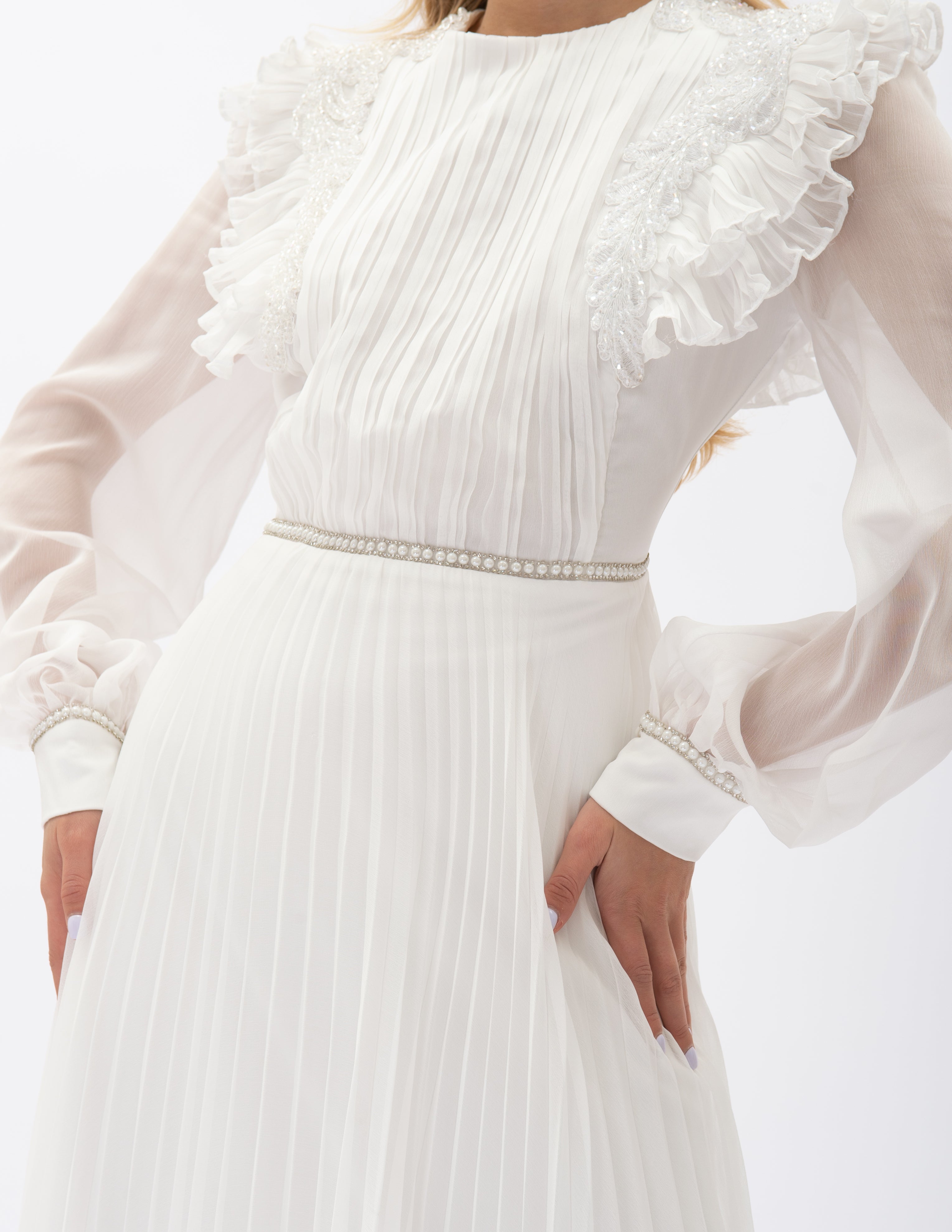 Rochie Lungă Albă Cu Pliseuri Și Volane