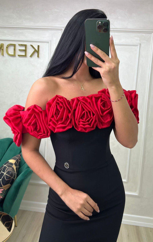 Rochie Neagră Elegantă  Aplicații Florale Roșii