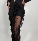 Costum elegant cu sacou cambrat și pantaloni din dantelă