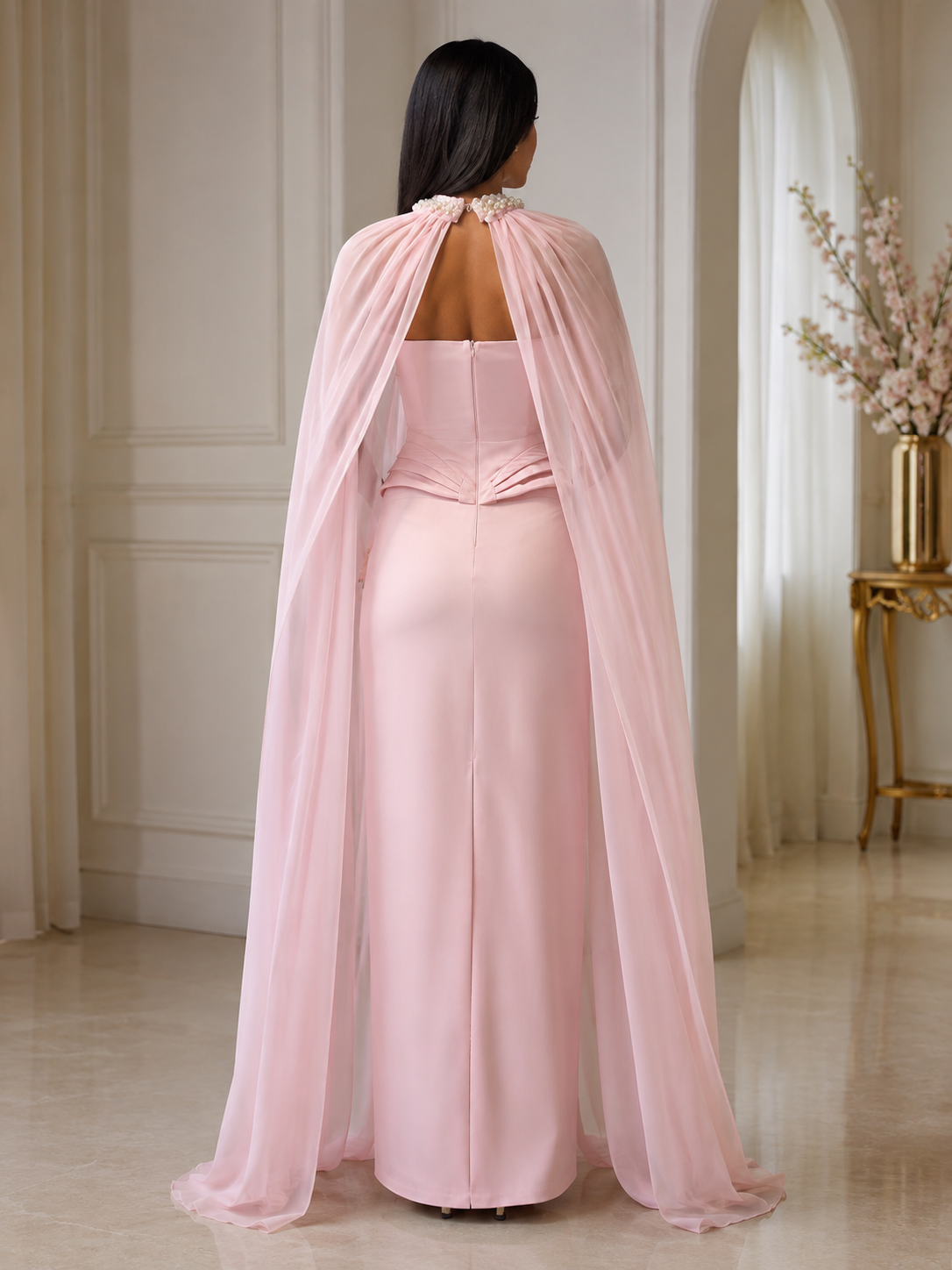 Rochie lungă roz pudrat cu corset decorat și capă din voa