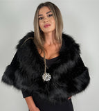 Capă elegantă neagră din blană sintetică cu broșă decorativă