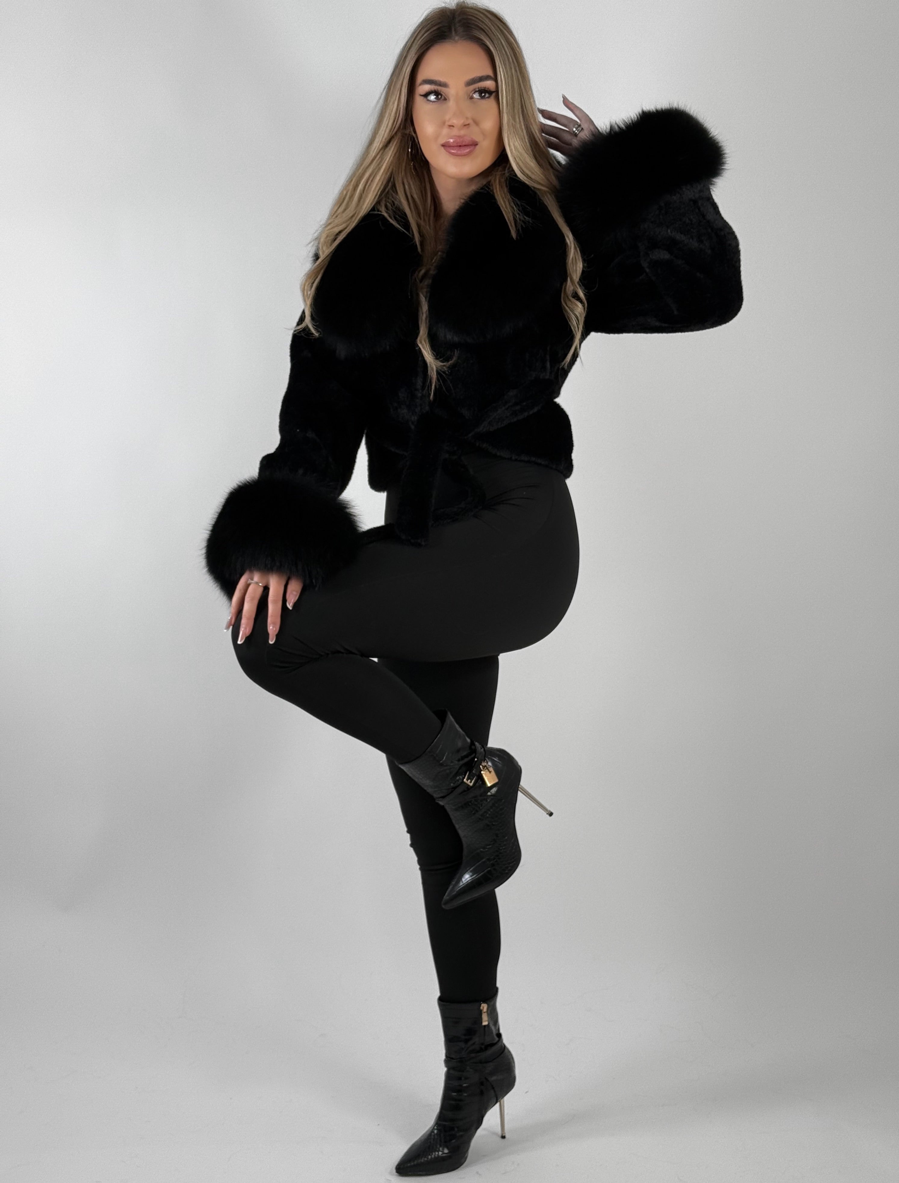 Jachetă scurtă din alcantara premium, accesorizată cu blană naturală de vulpe neagră