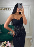 Rochie midi neagră cu perle aplicate și bust petrecut