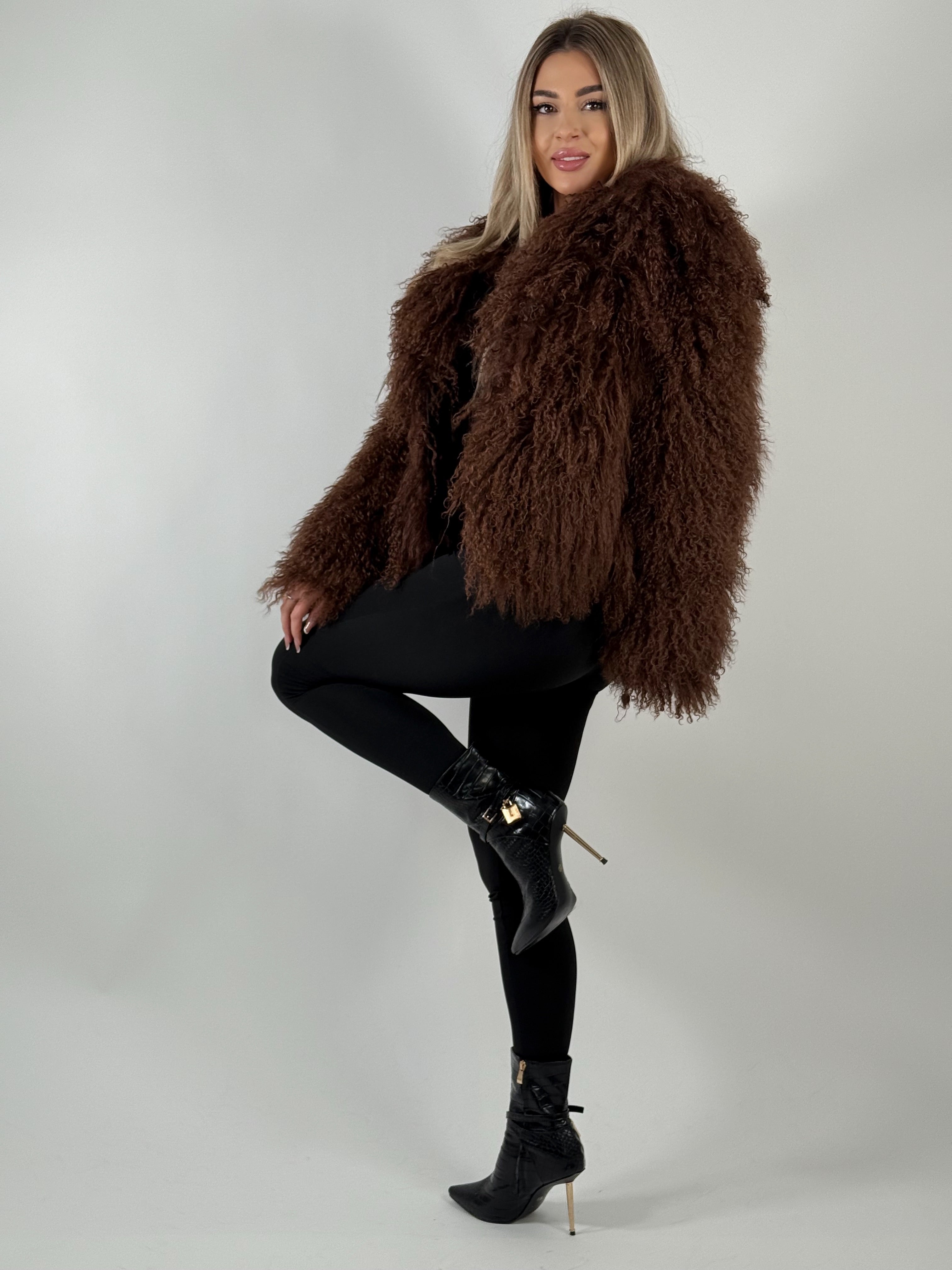 Haină din Blană Naturală de Oaie Mongoleză – Maro Ciocolatiu