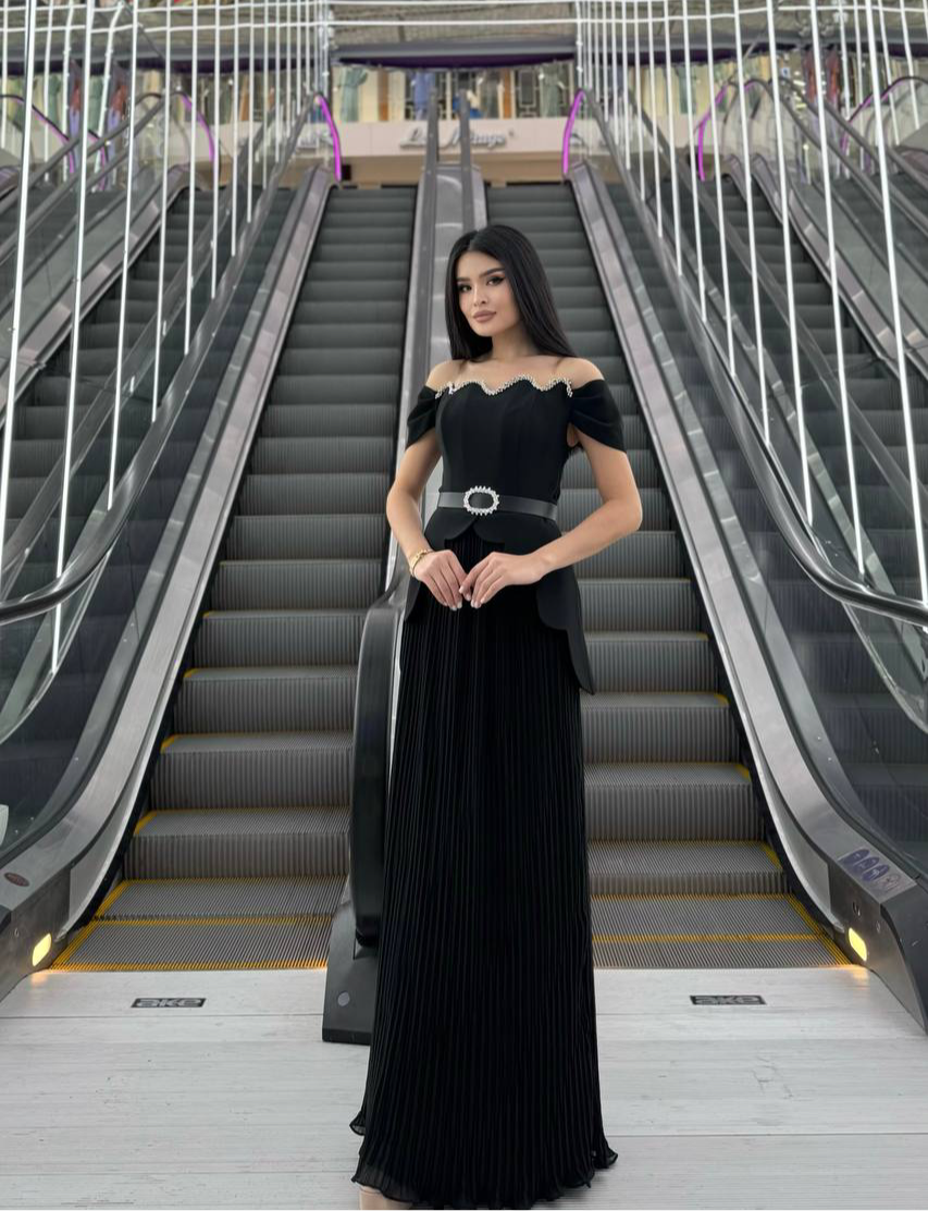 Rochie lungă elegantă neagră cu umeri căzuți și pliuri