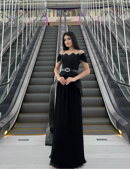 Rochie lungă elegantă neagră cu umeri căzuți și pliuri