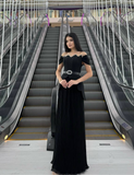 Rochie lungă elegantă neagră cu umeri căzuți și pliuri