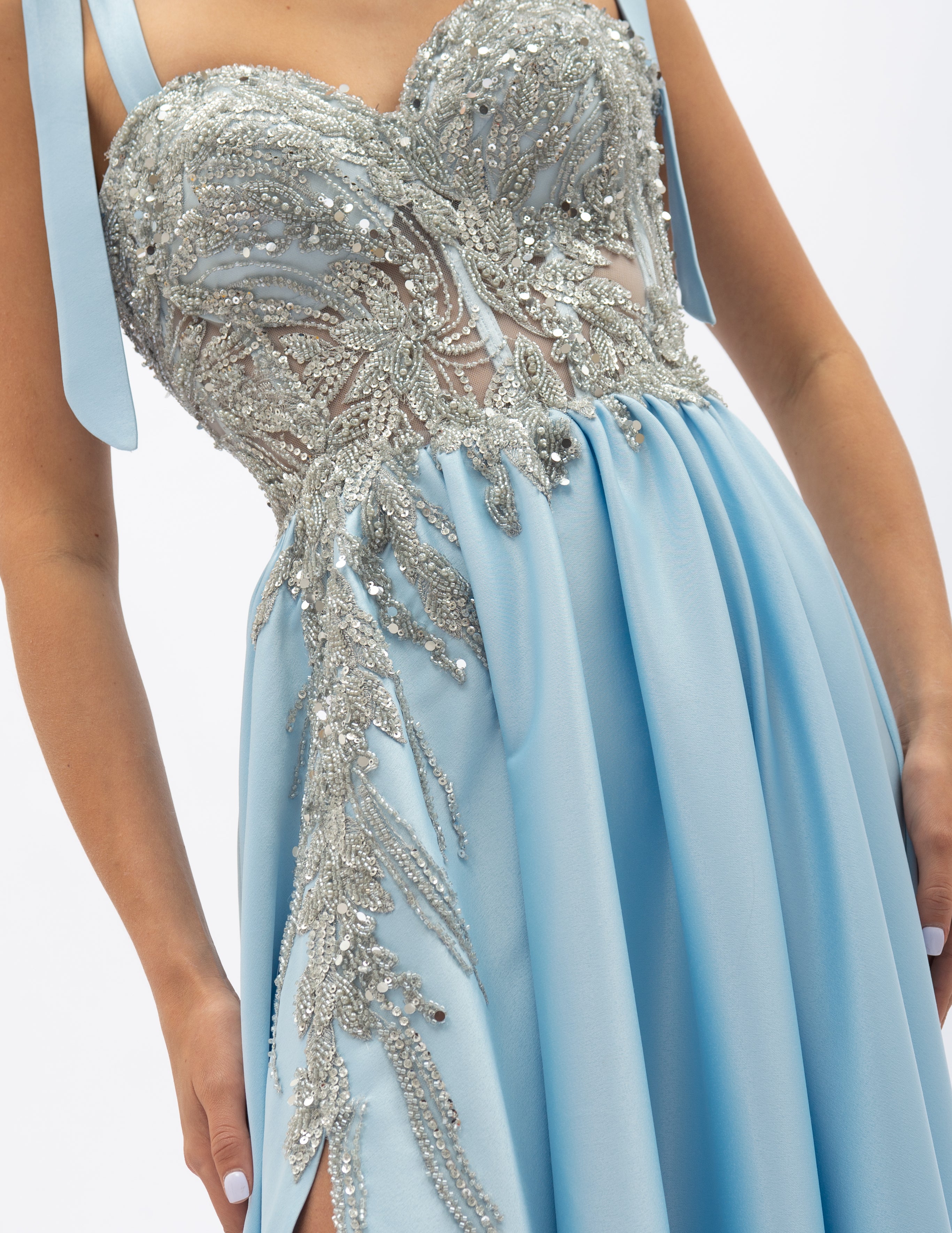 Rochie Lungă Din Satin Cu Aplicații Argintii